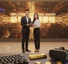 الرئيس التنفيذي لـ Insta360 يحتفل بتميز الموظفين بالذهب الخالص