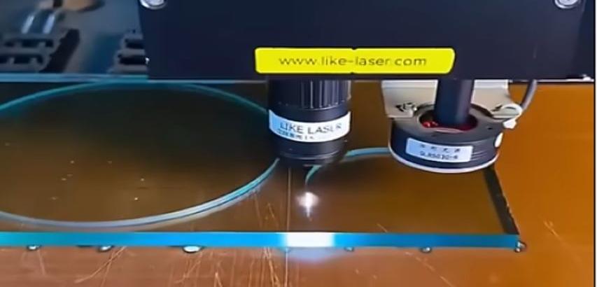 آلة قطع الزجاج بالليزر